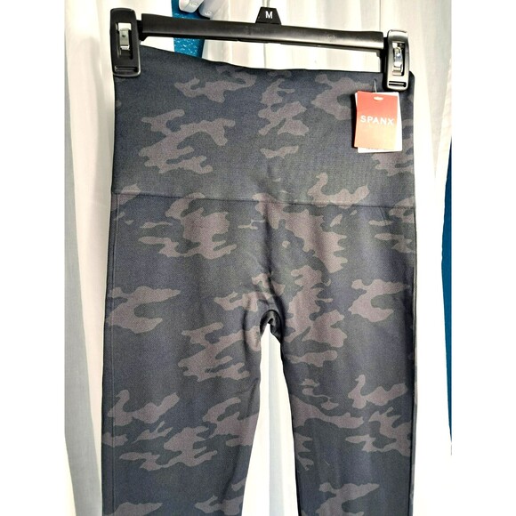 NWT Spanx Look At Me Now Leggings Medium Black Camo Smoothing Seamless Shaping - Picture 7 of 12